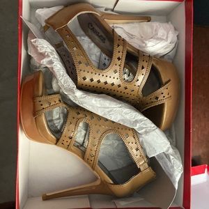 Carlos by Carlos Santana. Marsalis in Soft Taupe. Size 7.5M Never worn.